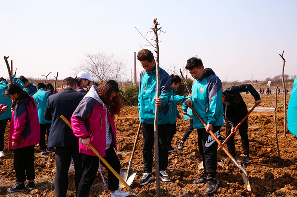 “攜手植樹(shù)，共創(chuàng)藍(lán)天”丨南京新華師生共筑新華育才林