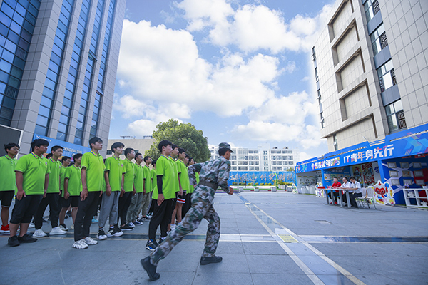 沙場秋點(diǎn)兵，口號(hào)震天響